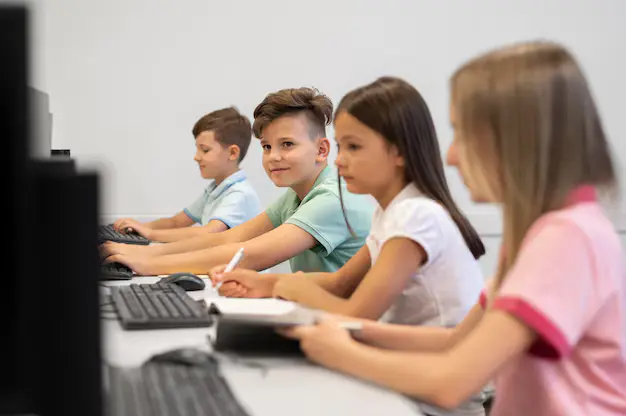 RRT skelbia kovą interneto grėsmėms: pamokos vaikams ir paaugliams jau internete
