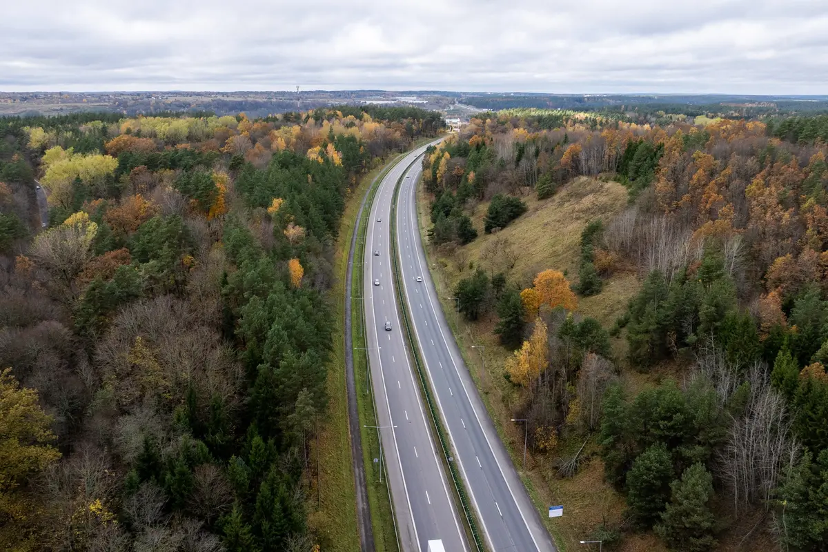 „Via Lietuva“: artėjant Vėlinėms – intensyvesnis eismas, galimos spūstys ir darbai keliuose
