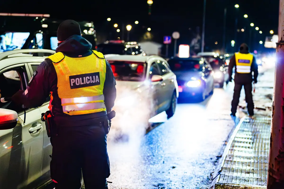 Ramybės keliuose ir širdyse: policija kviečia Vėlines pasitikti atsakingai