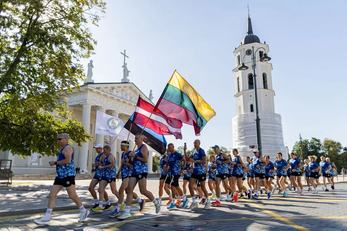 Tarptautinio „Baltijos kelio“ bėgikai vėl sustos Panevėžio rajone – kviečiame juos pasitikti