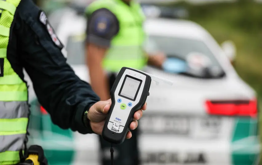 Įtvirtinta griežtesnė atsakomybė už neteisėtą alkoholio vartojimą automobilyje
