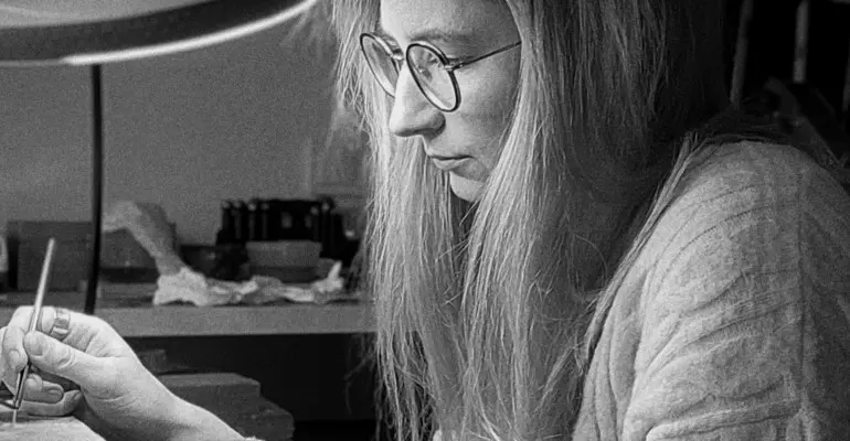 Bendradarbystės centro „Spiečius“ Alumni narė Inga Lisauskienė: „Kurdama galvoju apie tai, kaip papuošalas gali tapti mažyte drąsos, meilės sau ar vidinės stiprybės išraiška“