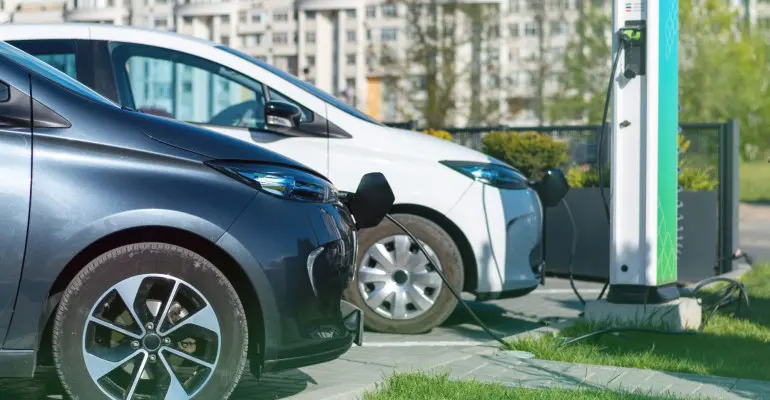 Atnaujinta 12 kvietimų elektromobilių įkrovimo stotelių įrengimui