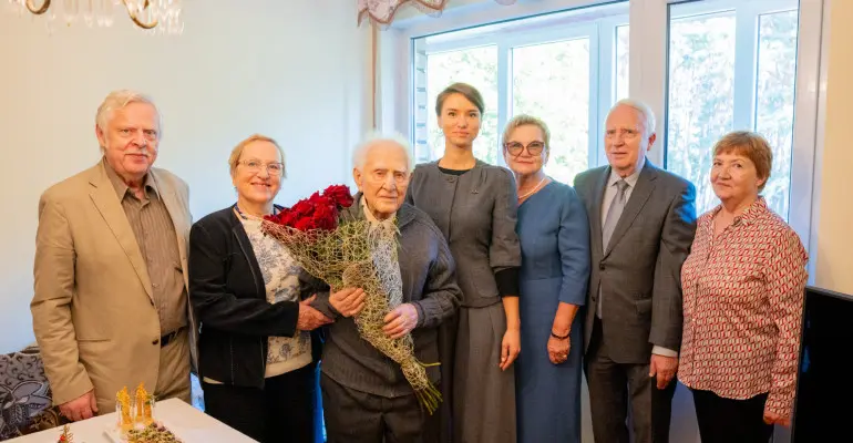 Pirmajam 5-osios vidurinės mokyklos direktoriui J. Baubliui – 100 metų: prisiminimai apie mokyklą, šeimą ir meilę sodui