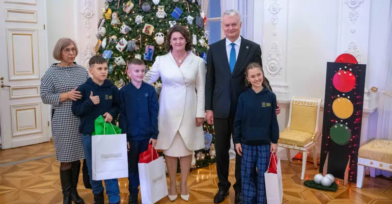 Prezidentūros eglutės įžiebimo šventėje – Alytaus Dzūkijos mokyklos mokiniai