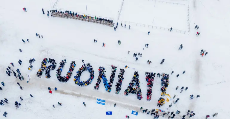 Alytiškės Živilės Balevičienės iniciatyva – Lietuvos rekordas – 563 žmonės ir žodis RUONIAI!