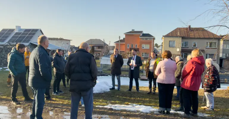 Alytaus miesto savivaldybės vadovai susitiko su Gintaro gatvės gyventojais ir pristatė artėjančius gatvės asfaltavimo darbus