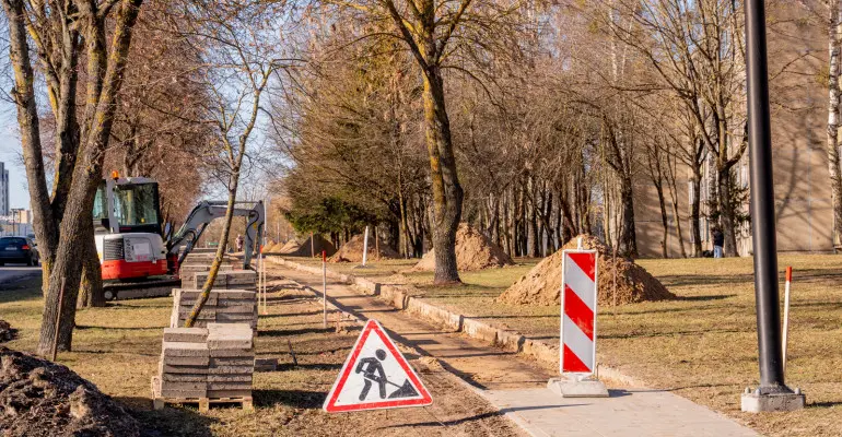 Alytuje pradedami pėsčiųjų ir dviračių tako atnaujinimo darbai
