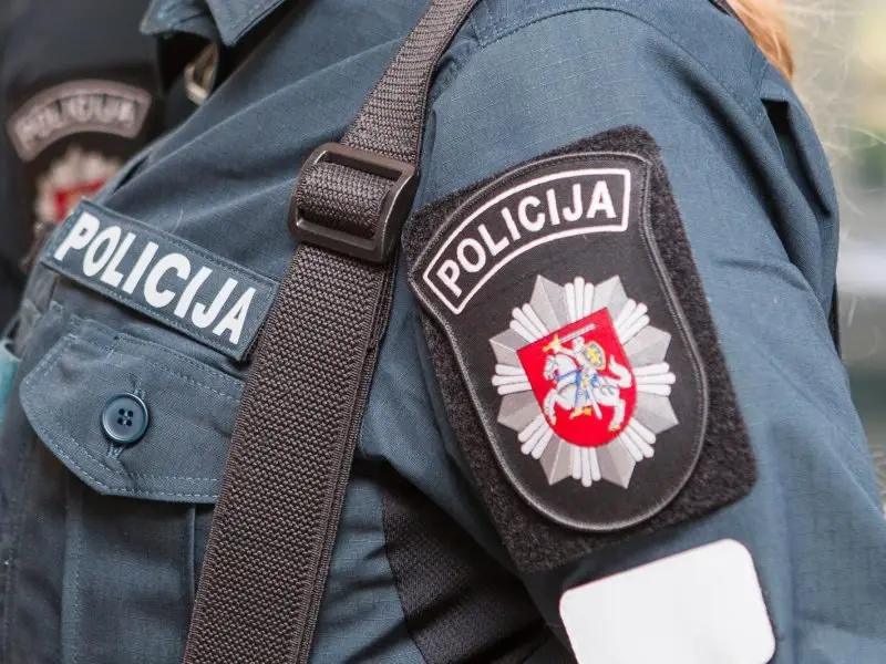 Kriminalinė žvalgyba demaskavo pareigūną, tiekusį nuteistiesiems uždraustus daiktus