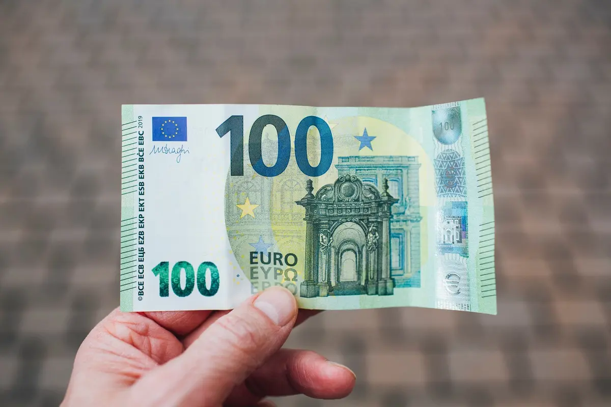 Neapdraustą vilkiką vairavęs kirgizas pasieniečiui siūlė 100 eurų kyšį