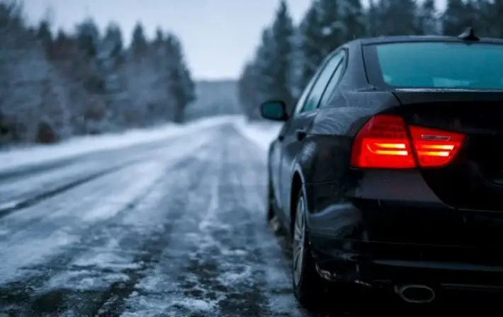 Priminimai vairuotojams apie saugų vairavimą esant permainingoms oro ir eismo sąlygoms