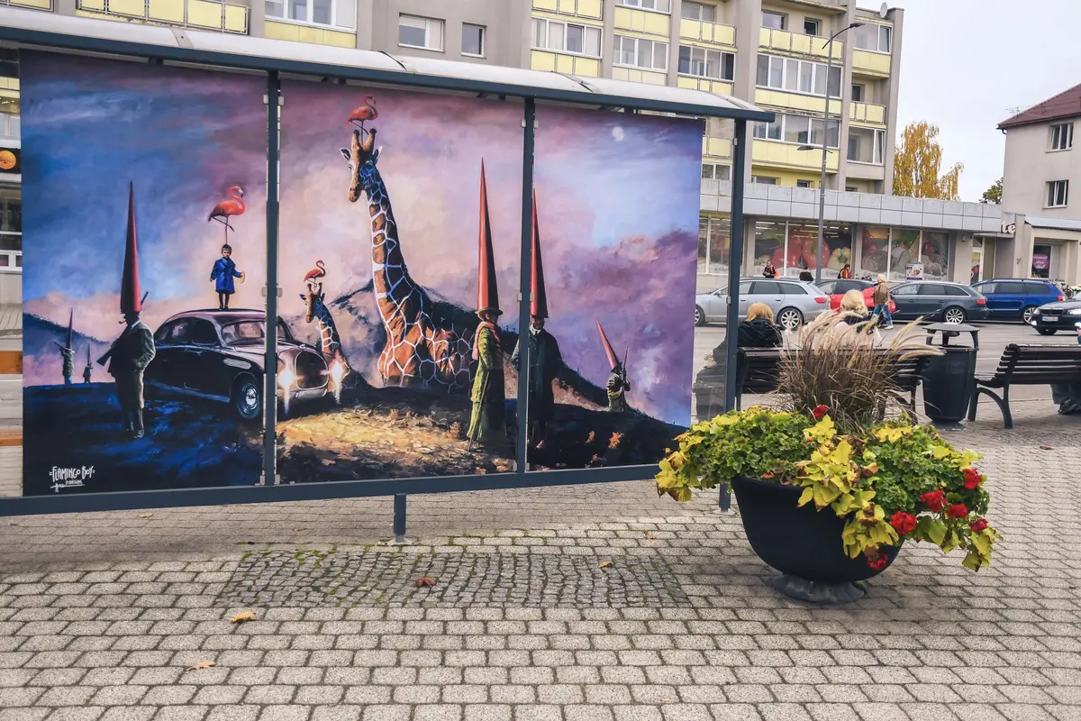 Autobusų stotelės pasipuošė meno kūrėjo Algio Kriščiūno darbais