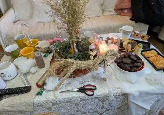 „Kalėdiniai angeliukai“ su romų tautybės moterimis
