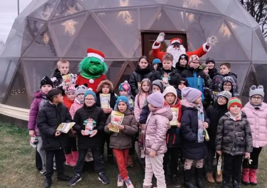 Kalėdinė kelionė siauruku: vaikų dienos centro „Spindulys“ vaikus lydėjo nykštukai, Grinčas ir Kalėdų senelis