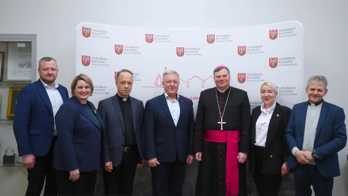 Savivaldybėje lankėsi Šiaulių vyskupas Darius Trijonis