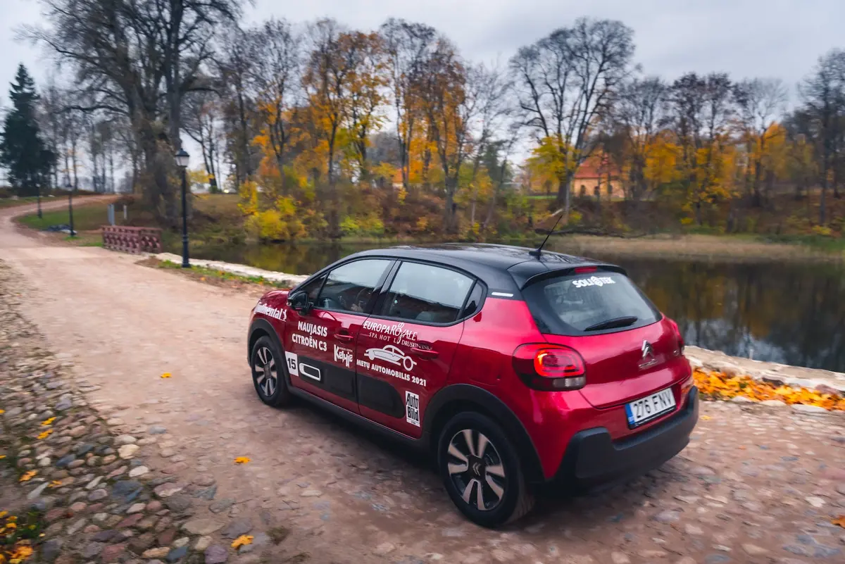 Maži miesto automobiliai ilgose kelionėse gali pateikti malonių siurprizų