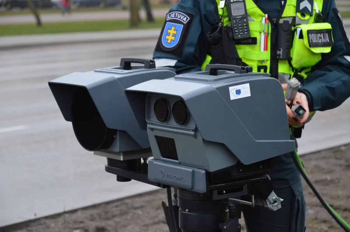 Už grasinimus policijos pareigūnei – teistumas ir solidi bauda