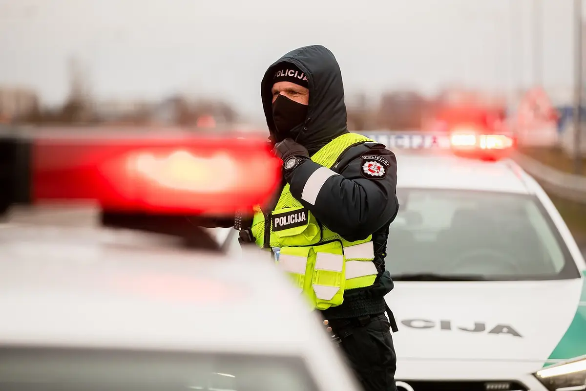 Neblaivus ir be teisių – prie vairo: Jurbarko rajone sustabdytas „Suzuki“ vairuotojas