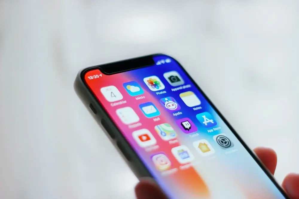 Negirdėti „iPhone 12“ triukai: nuo kūdikio verksmo atpažinimo iki realistiško akių kontakto vaizdo skambučiuose