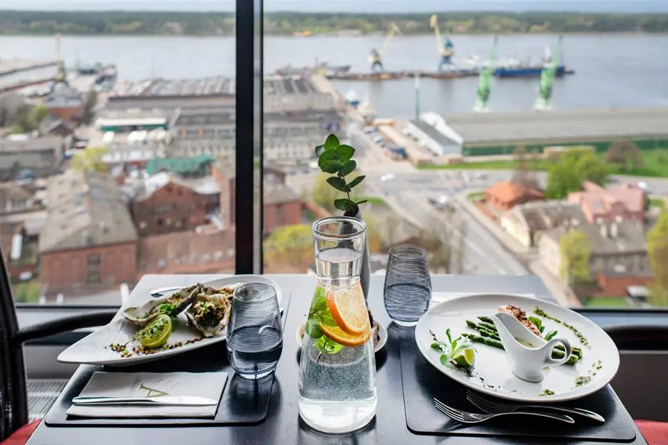 Jau metus Vyriausybės paramos nesulaukiantys Lietuvos viešbučiai ir restoranai surengė Paskutinę verslo vakarienę