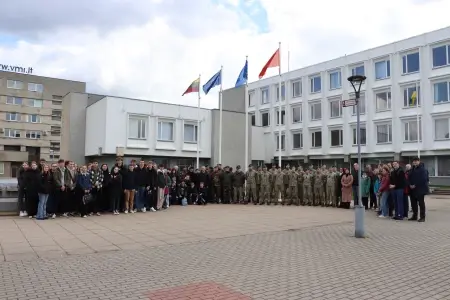 Minint Lietuvos narystės NATO 20-tmetį prie savivaldybės iškilmingai pakeltos Lietuvos ir NATO vėliavos