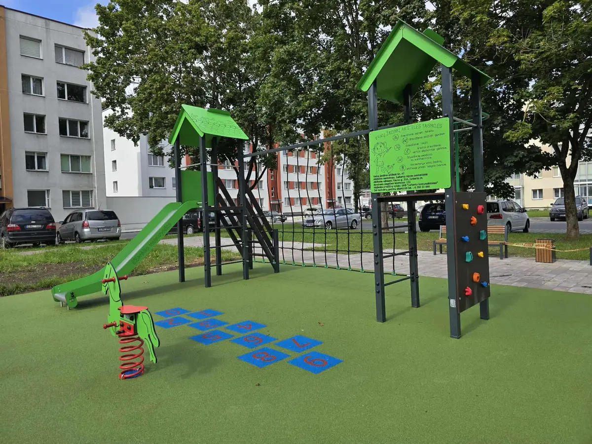 Jurbarke įrengta nauja vaikų žaidimų aikštelė
