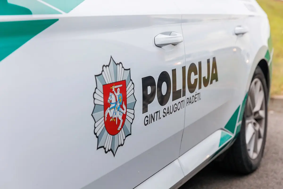 3,11 promilės ir duobė – Jurbarke girto vairuotojo kelionė baigėsi remontuojamame kelyje