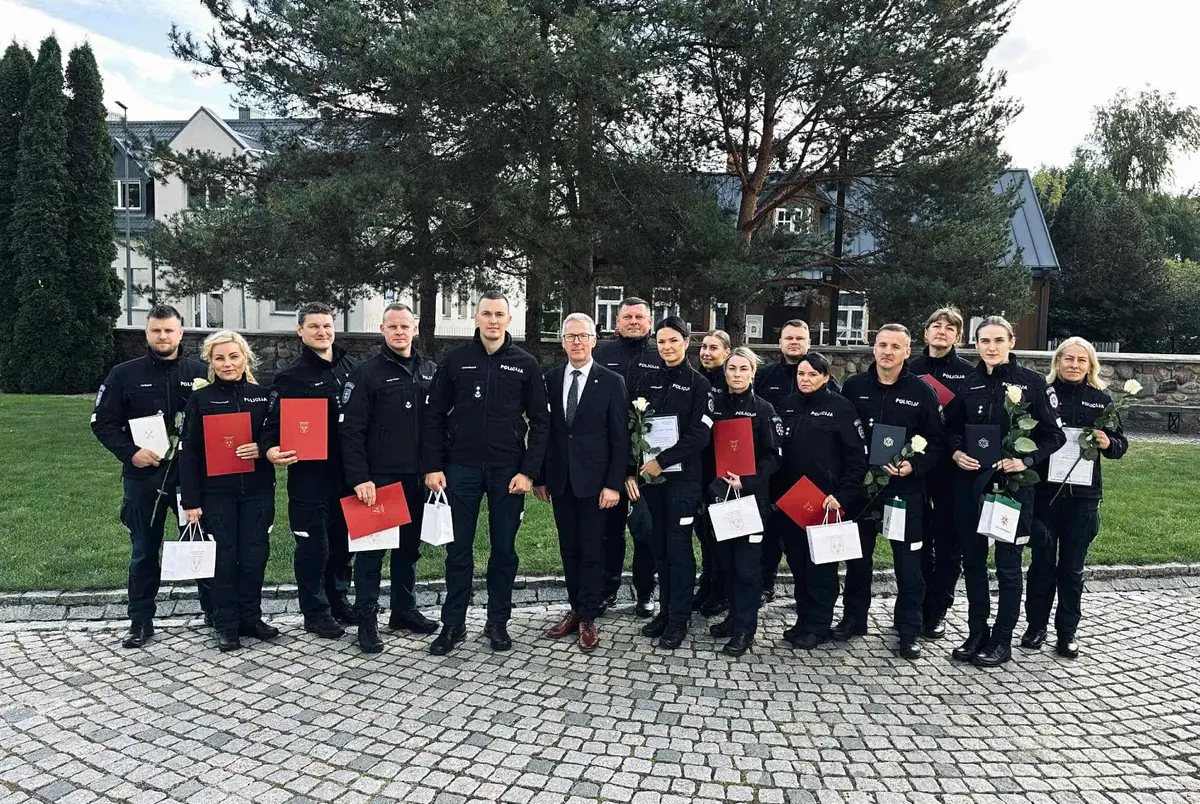 Pasveikinti Jurbarko policijos pareigūnai
