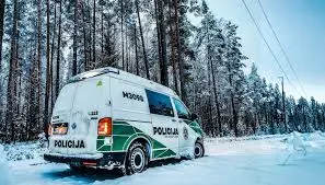Policijos suvestinė: vienas įkliuvo su galimais narkotikais, kitas liko be automobilio dalių