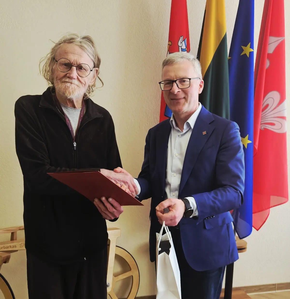 Jurbarko rajono savivaldybės meras Skirmantas Mockevičius įteikė padėką Švedijos piliečiui Viliui Petersonui