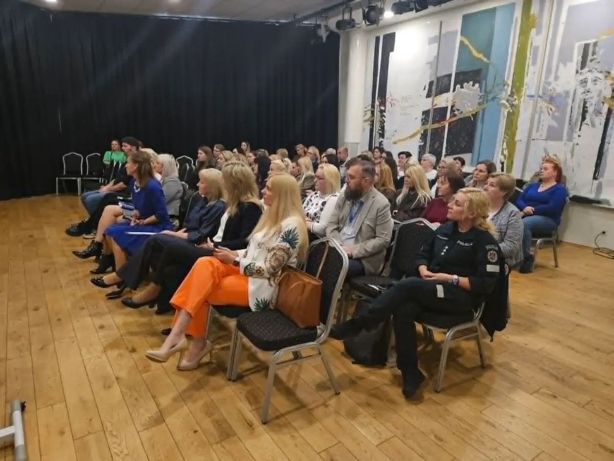 Jurbarko kultūros centre įvyko respublikinė konferencija „Specialistų profesionalumas ir vaiko matymas: iššūkiai, sprendimai, atsakomybė“