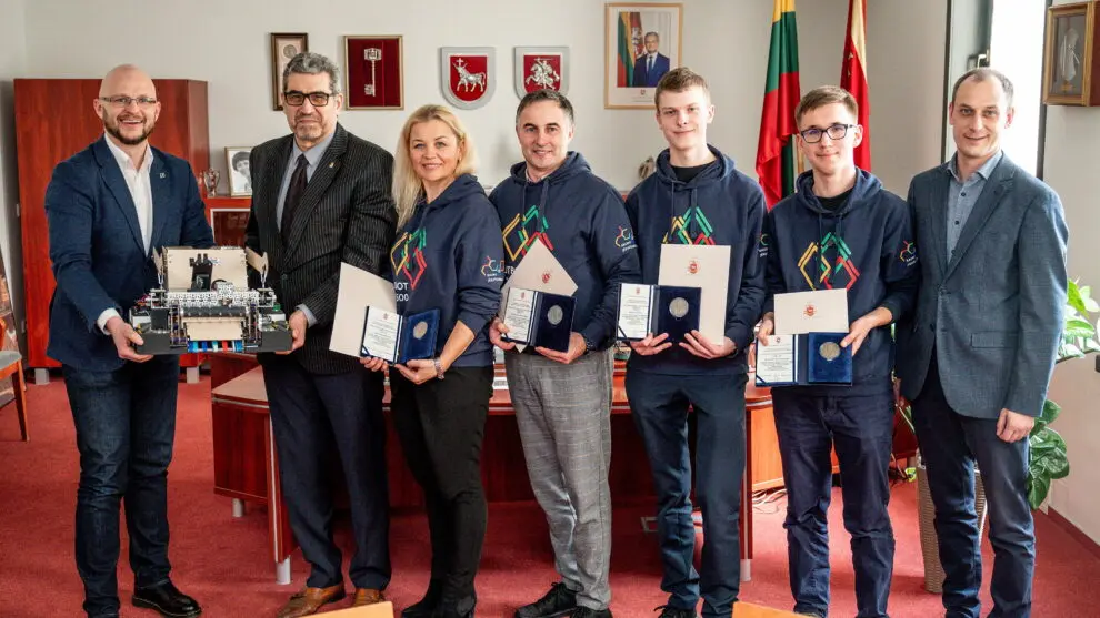 Robotikos čempionate varžytis su rusais atsisakiusiems kauniečiams – miesto apdovanojimai
