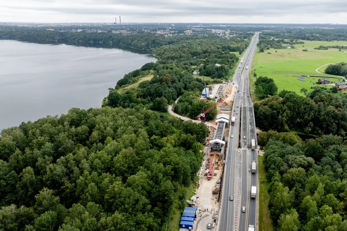 „Via Lietuva“: Krunos tilto rekonstravimas įsibėgėja – montuojama didžiausia, apie 750 tonų sverianti plieninė perdanga