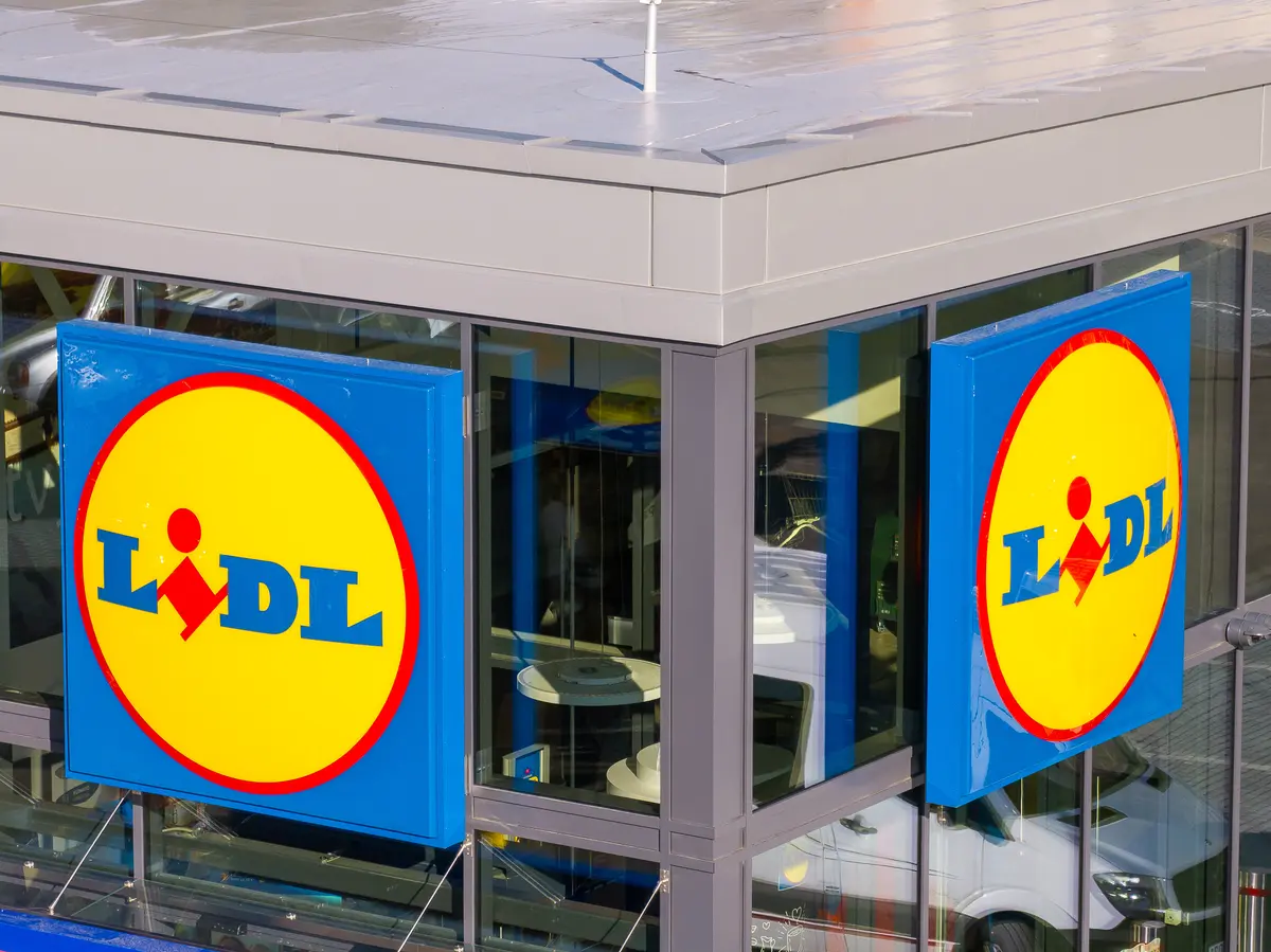 Šventiniu laikotarpiu „Lidl“ administracijos darbuotojai jungiasi prie kolegų parduotuvėse