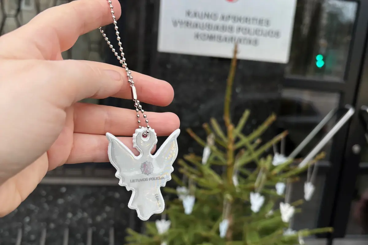 Trečius metus dovanos saugumą: gyventojai kviečiami nusikabinti šviesą atspindinčius angelus