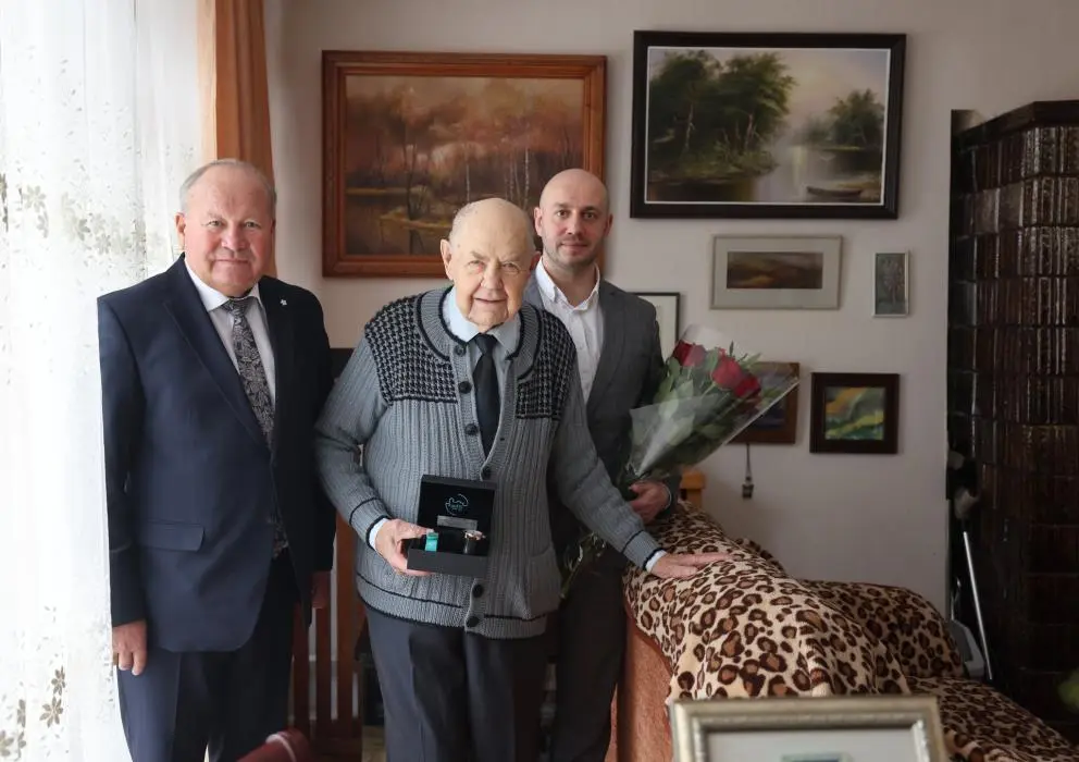 Jubiliejų atšventęs miškininkų patriarchas Algirdas Brukas teberašo knygas