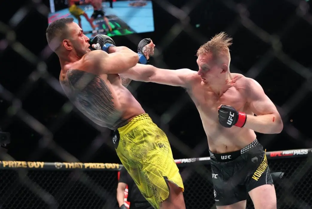 Pergalingas Manto Kondratavičiaus debiutas UFC ringe