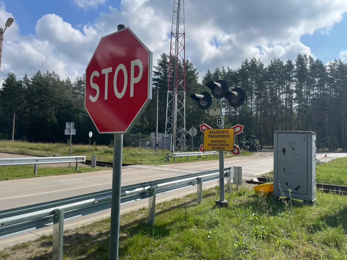 Dėl audros padarinių dalyje Lietuvos pervažų neveikia šviesoforai