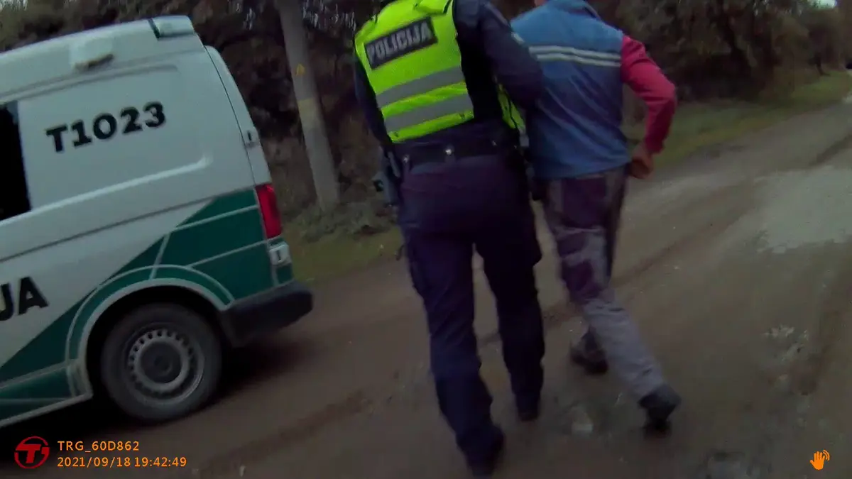 Neblaivaus vairuotojo prisistatymas policijos pareigūnu papiktino jį sulaikiusį pareigūną
