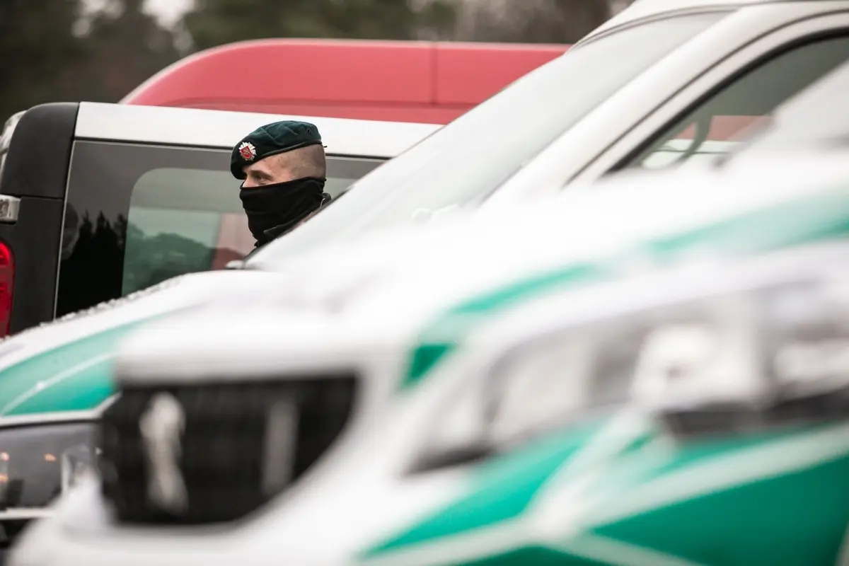 Sekmadienį Kelmės rajone ant automobilio buvo užvirtęs medis