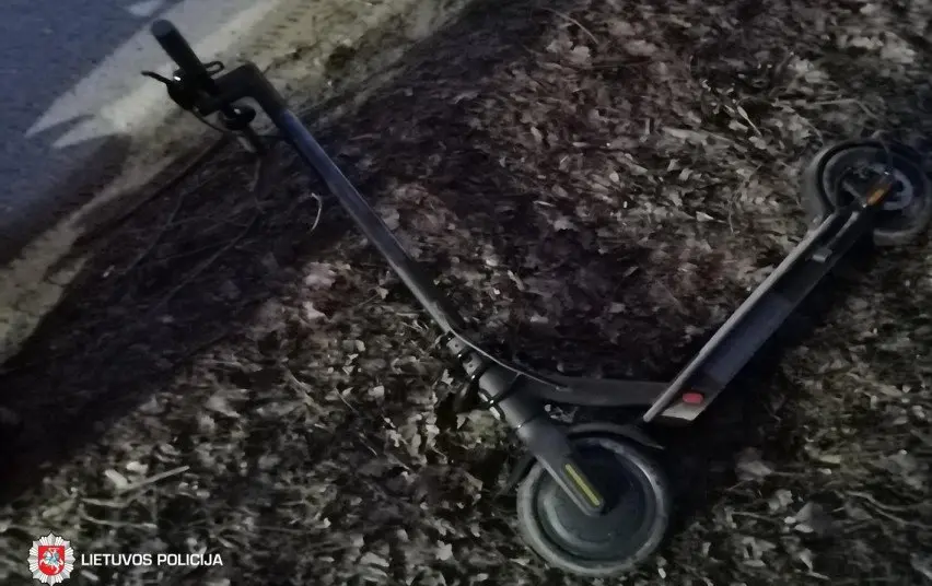 Tytuvėnuose paspirtuko nesuvaldė ir apvirto neblaivi moteris