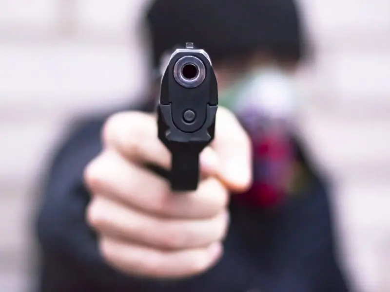 Už įvairius nusikaltimus teistas Kelmės gyventojas ginklu grasino nepilnamečiui