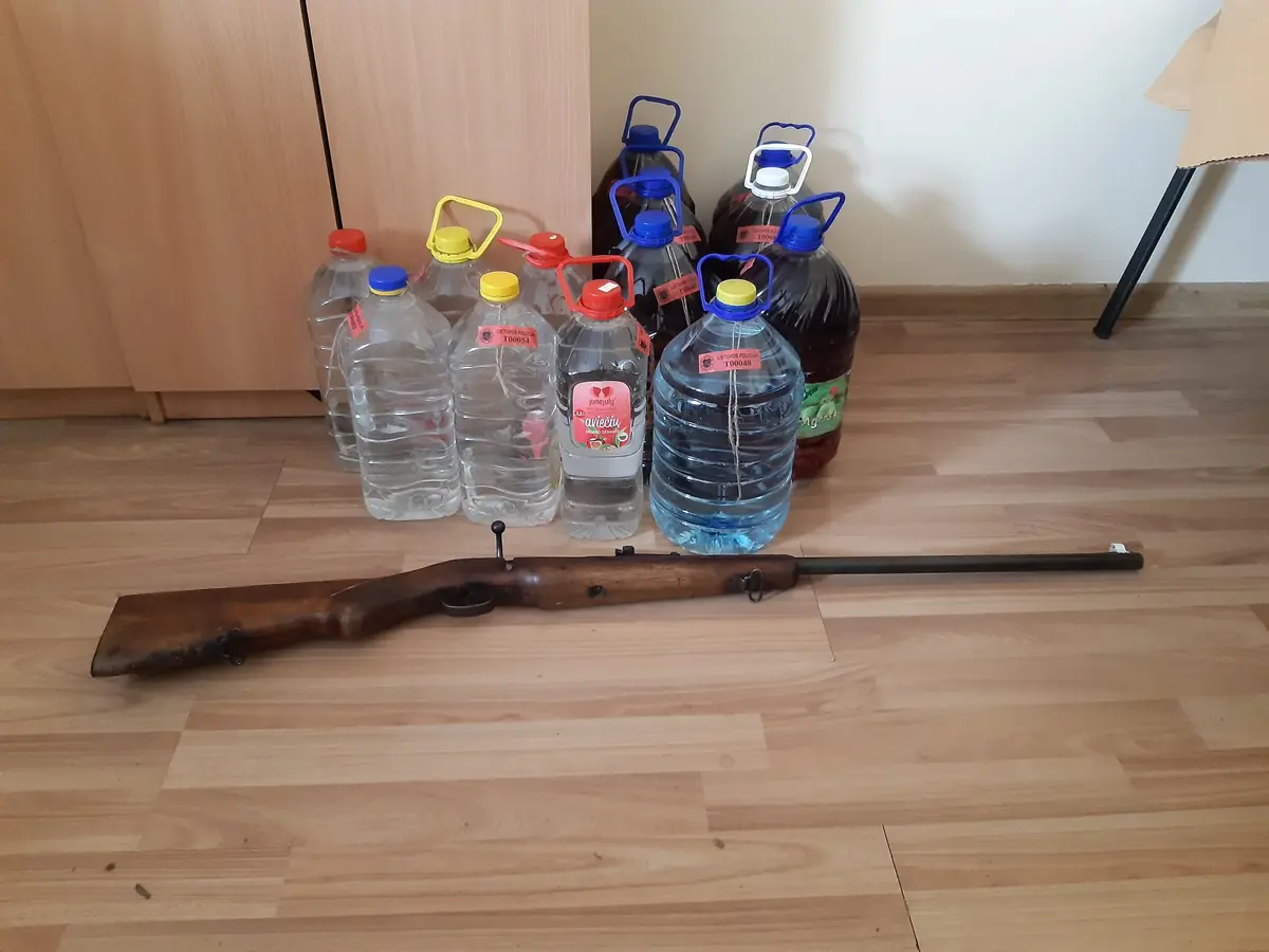 Kelmės rajono gyventojui nepasisekė dvigubai: pareigūnai ieškojo naminės degtinės, o rado dar ir ginklą
