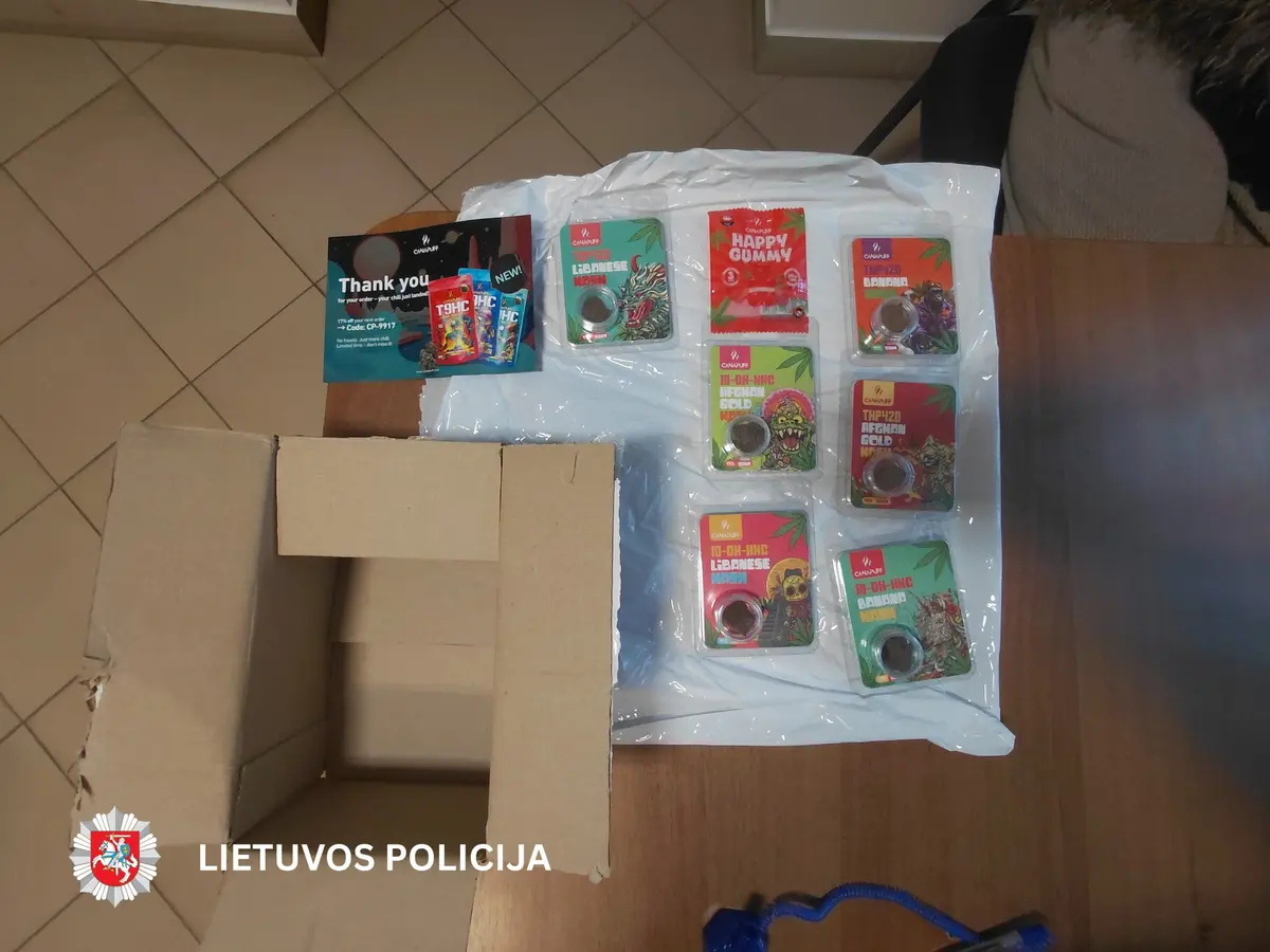 Kelmėje pareigūnų įtarimai pasitvirtino: rasta galimai narkotinė medžiaga, sulaikytas įtariamasis