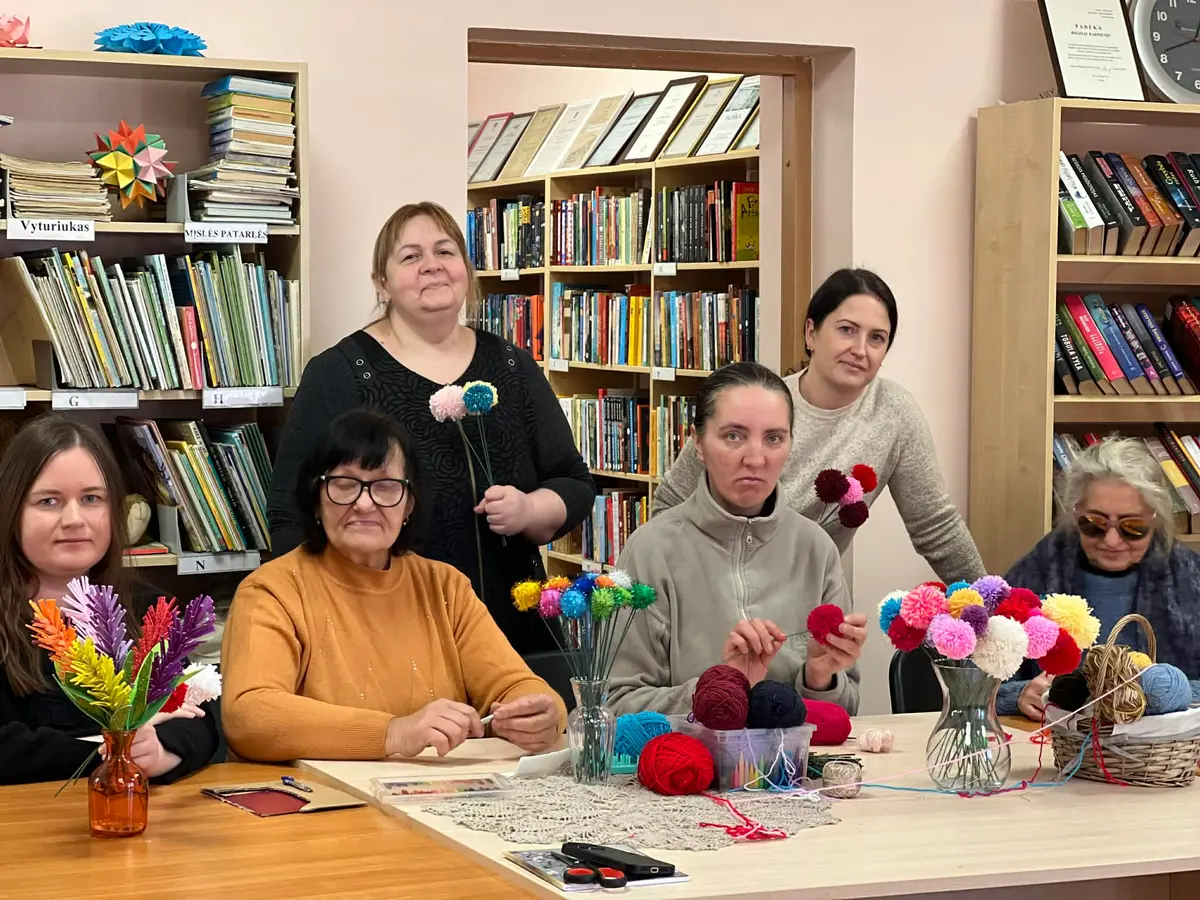Edukacija „Siūlų gėlės“ Užvenčio bibliotekoje