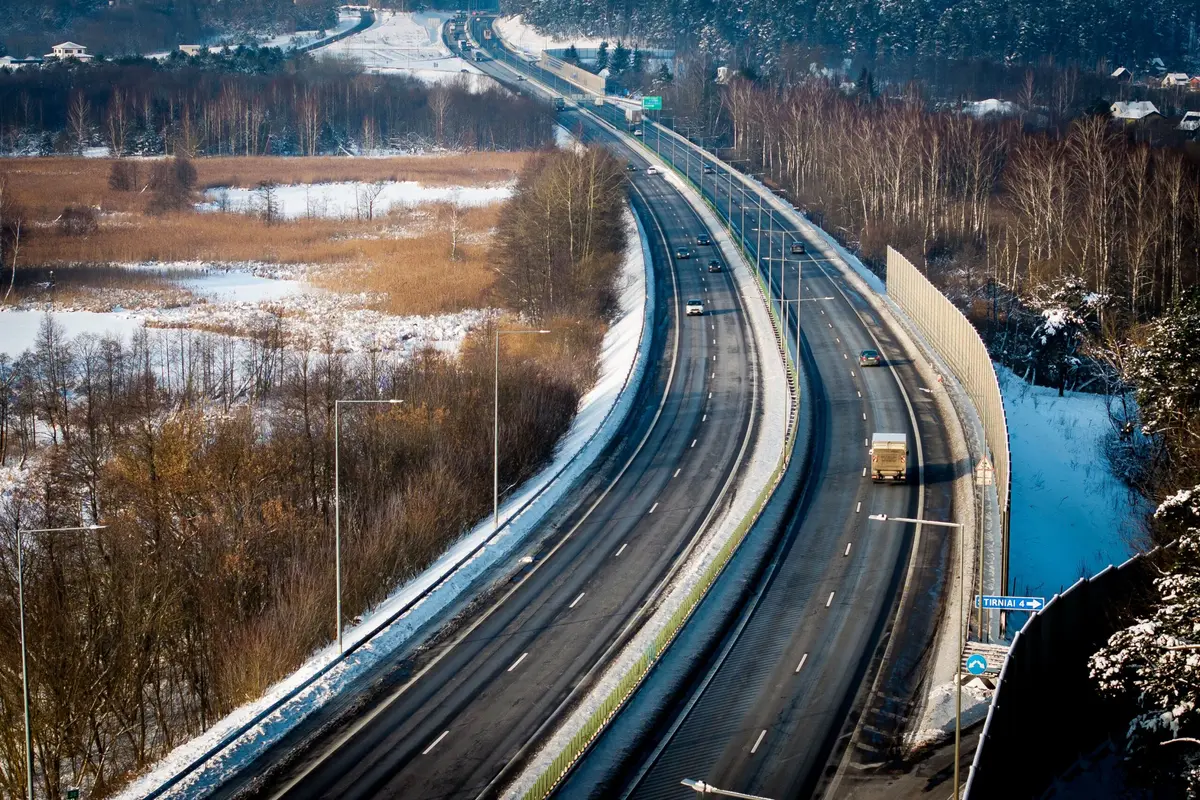 „Via Lietuva“: transporto viršsvoris ir senstanti kelio danga – kodėl Lietuvos keliai dėvisi greičiau nei turėtų