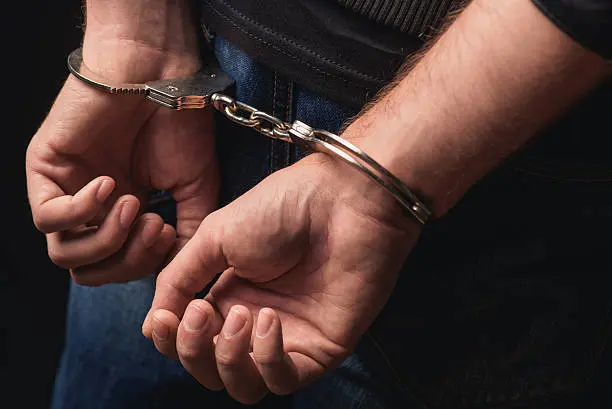 Incidentas Kelmės rajone: į areštinę uždarytas grasinimais besisvaidęs vyras