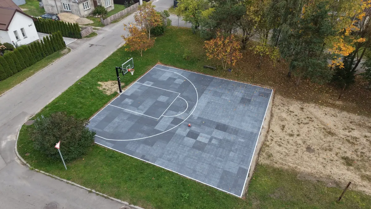Daugiau erdvių aktyviam laisvalaikiui: Sporto gatvėje atnaujinta krepšinio aikštelė