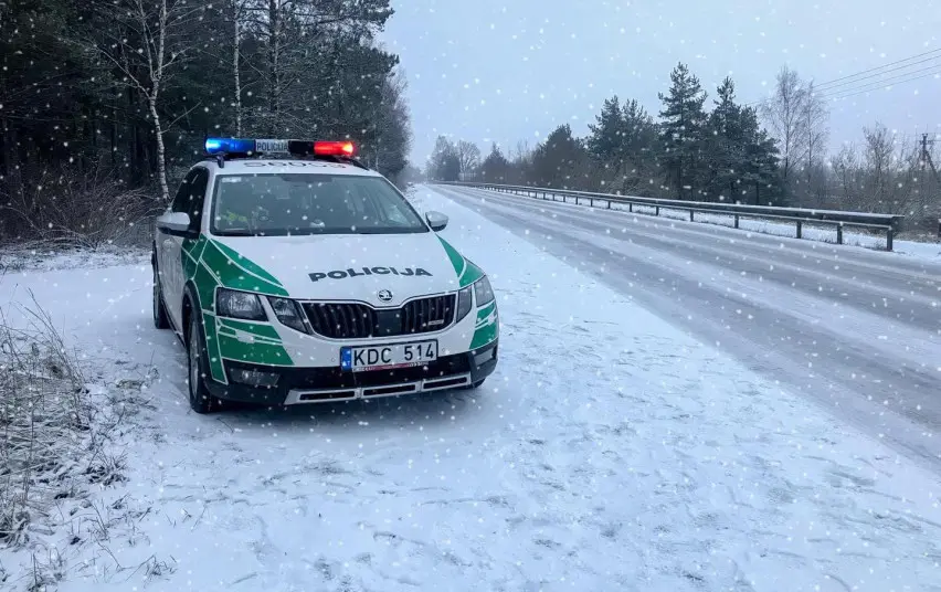 Patarimai, kaip saugiai vairuoti iškritus sniegui