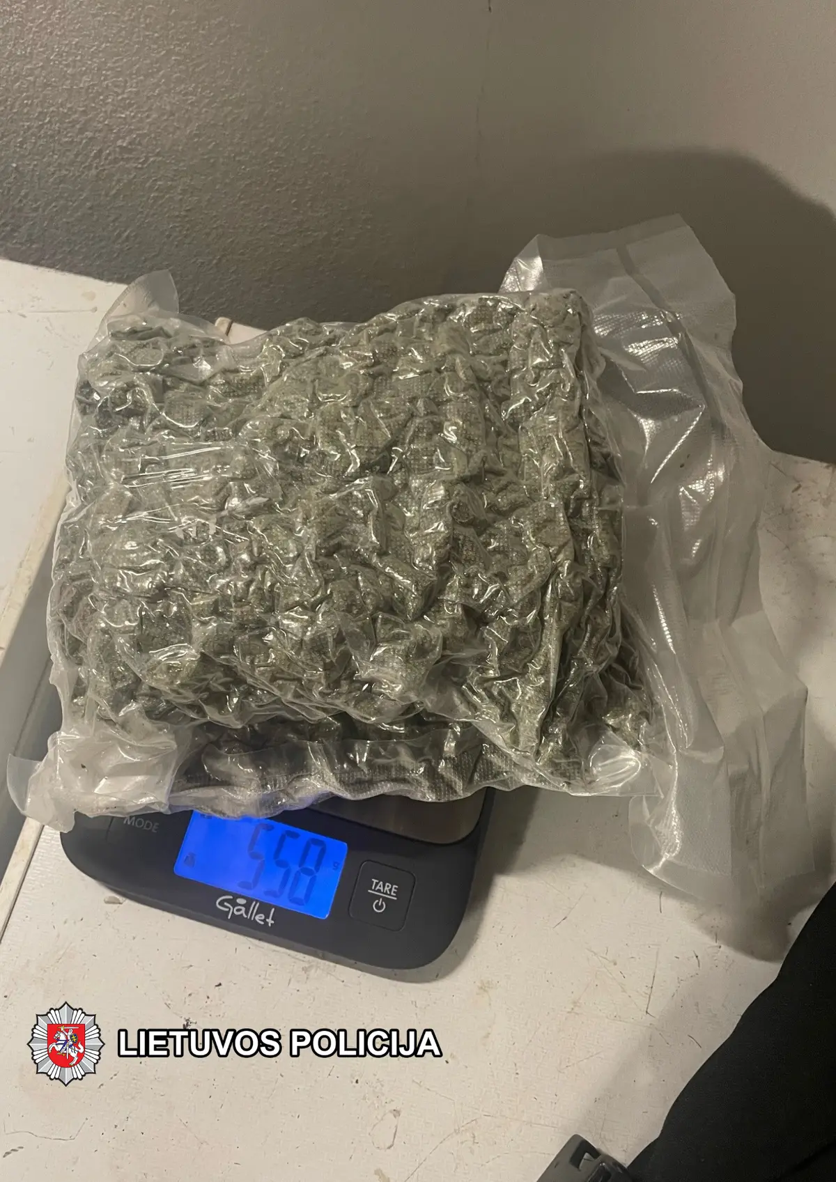 Marijampolės kriminalistai iš nelegalios apyvartos išėmė 1 kilogramą narkotinių medžiagų bei sulaikė jas platinusį asmenį